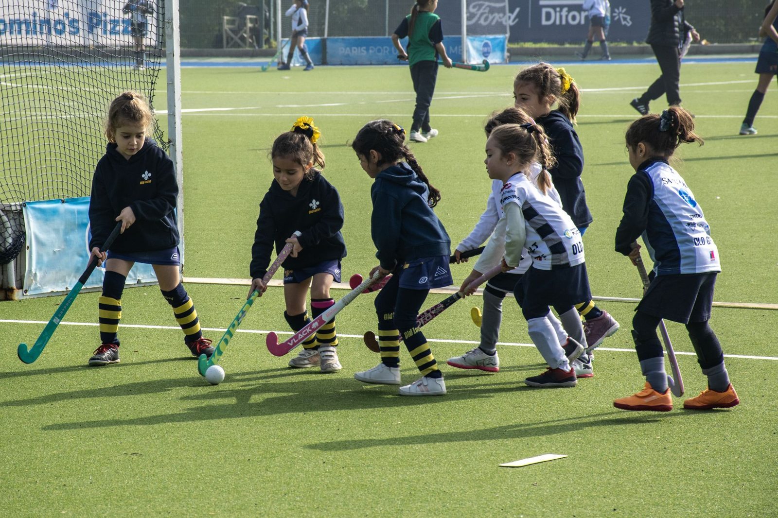 Niñas de hockey Old Locks en un partido